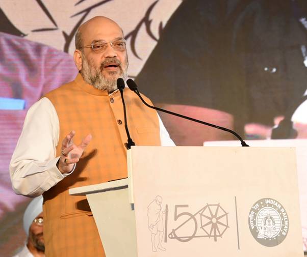 4. Vande Bharat flag off 03.10.19.JPG