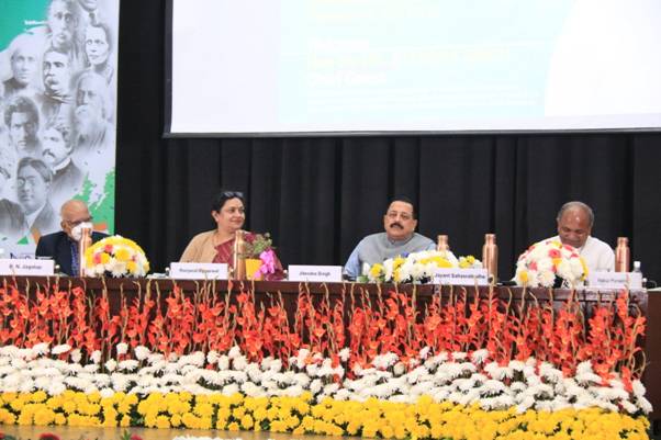 राष्ट्रीय सम्मेलन में विज्ञान संचारक, शिक्षक और वैज्ञानिक औपनिवेशिक भारत में विज्ञान की भूमिका के बारे में विचार-विमर्श कर रहे हैं