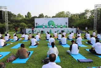 A group of people sitting on mats in a parkAI-generated content may be incorrect.