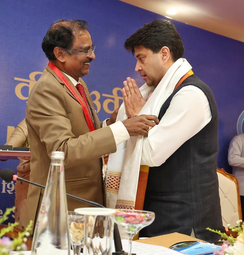 सूट और टाई पहने एक व्यक्ति के बगल में सूट पहने एक और व्यक्ति खड़ा है। एआई-जनित सामग्री गलत हो सकती है।
