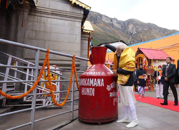 M performs darshan and pooja at Badrinath Dham in Uttarakhand