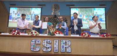 A group of people standing in a roomAI-generated content may be incorrect.