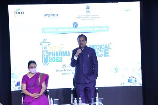 Shri Bhagwanth Khuba, Union Minister of State for Chemicals & Fertilizers presents India Pharma and India Medical Devices Awards 2022