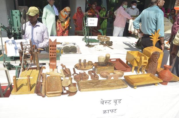 Khadi exhibition and Khadi Kareegar Sammelan inaugurated in Varanasi to strengthen artisans and traditional arts