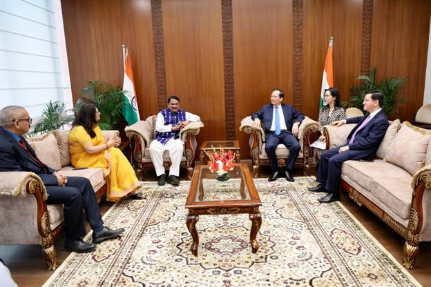 A group of people sitting in a roomAI-generated content may be incorrect.