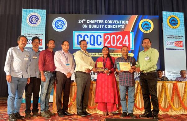 Sri GVN Prasad Director(Commercial) Presenting the Gold Award to Aayush LQC team of RINL at the CCQC2024 Convention veledictory at Visakhapatnam Steel Plant.jpg