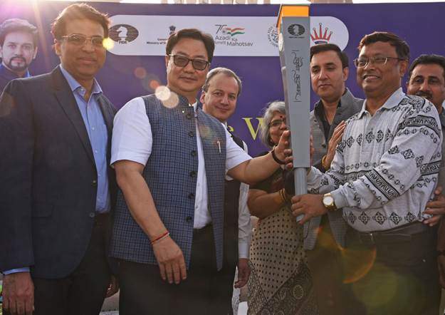 Yogi hands over Chess Olympiad torch to Viswanathan Anand