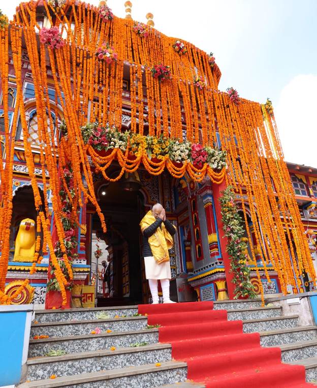 M performs darshan and pooja at Badrinath Dham in Uttarakhand