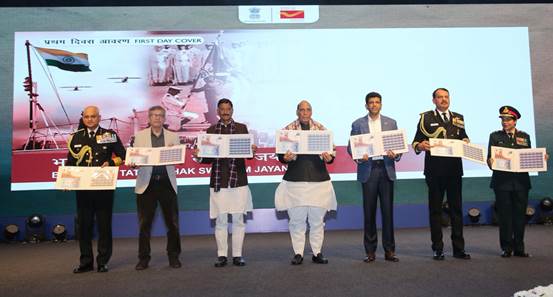 A group of men holding papersDescription automatically generated