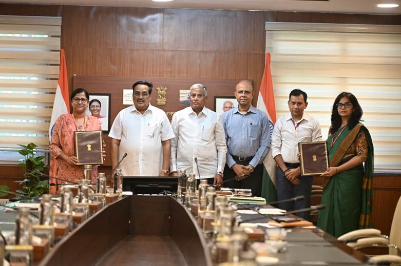 A group of people standing in a roomAI-generated content may be incorrect.