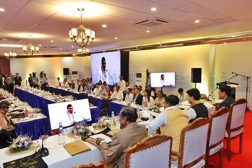 टेबलों पर बैठे लोगों का एक समूह। एआई द्वारा उत्पन्न सामग्री गलत हो सकती है।