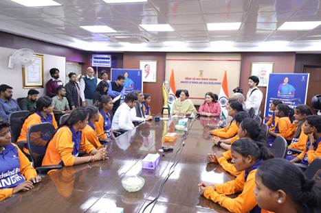 A group of people in a meetingAI-generated content may be incorrect.