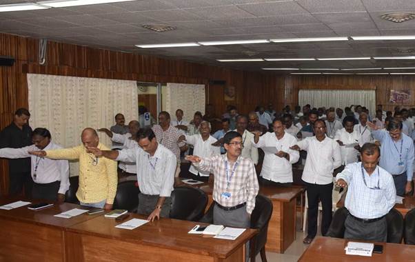 officials and trade unions at the Zero Demurrage campaign pledge at visakhapatnam steel plant.jpg