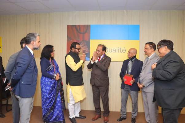 A group of people standing in a roomAI-generated content may be incorrect.