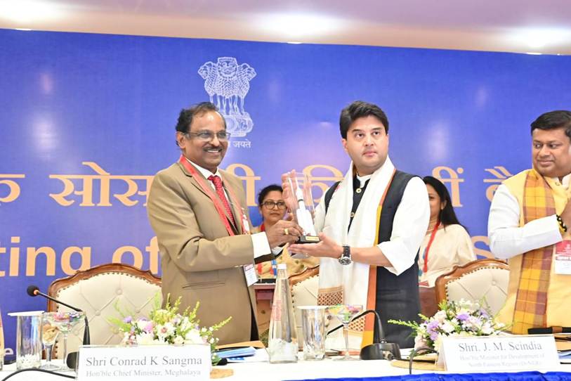 ट्रॉफी पकड़े हुए व्यक्ति द्वारा प्रदर्शित कृत्रिम कृत्रिम सामग्री गलत हो सकती है।