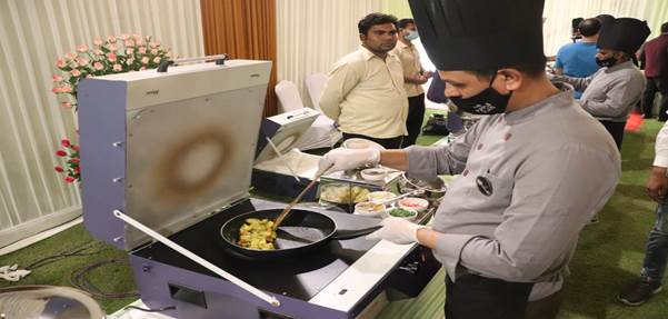 Union Ministers witness demonstration of Indian Oil's Surya Nutan indoor  solar cooking system