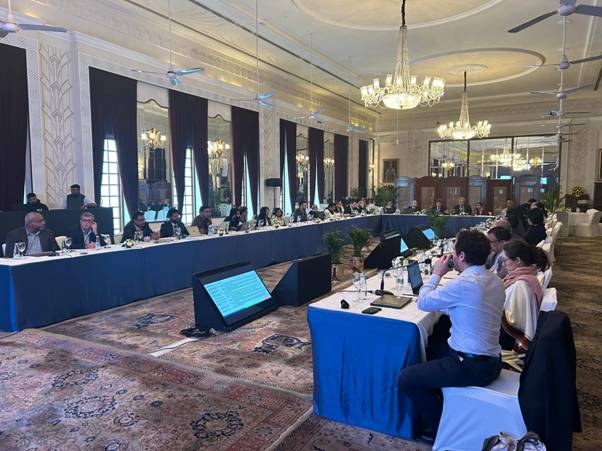 A group of people sitting at tables in a roomDescription automatically generated