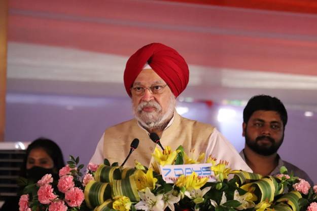 Shri Hardeep Singh Puri distributes free LPG connections to poor women under Ujjwala at Kakori, Lucknow, Uttar Pradesh