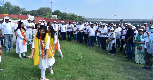 A group of people in white shirtsDescription automatically generated