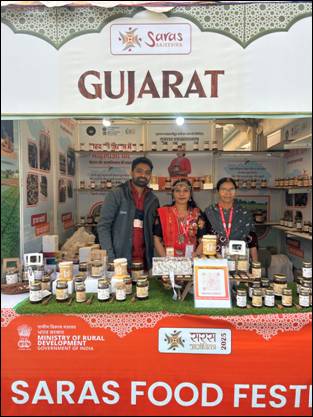 A group of people standing in front of a displayAI-generated content may be incorrect.