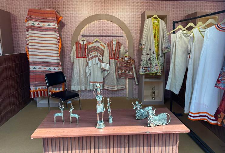 A room with clothes and a tableAI-generated content may be incorrect.