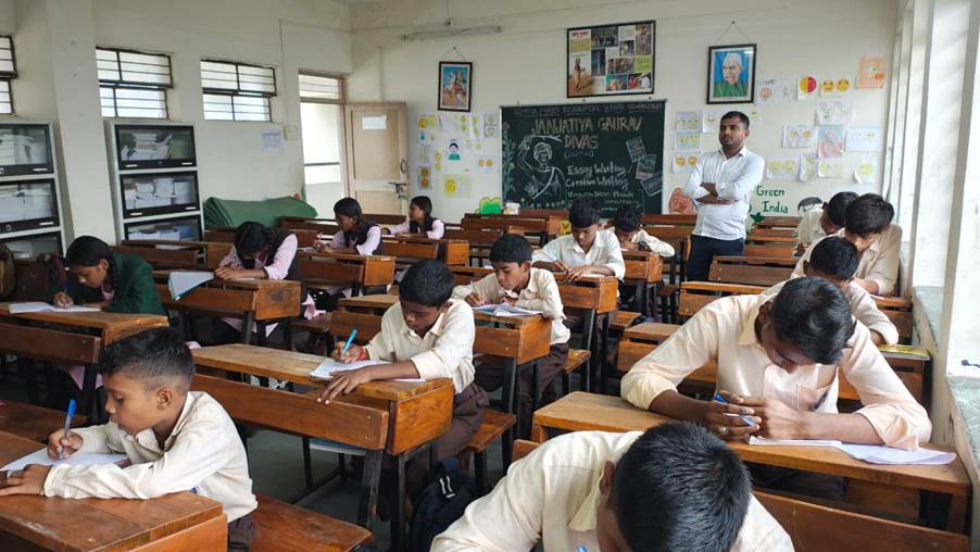 A group of students in a classroomAI-generated content may be incorrect.