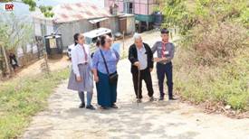 Scouts & Guides volunteers assisting senior voter at Lawngtlai Vengpui North P/S, Mizoram