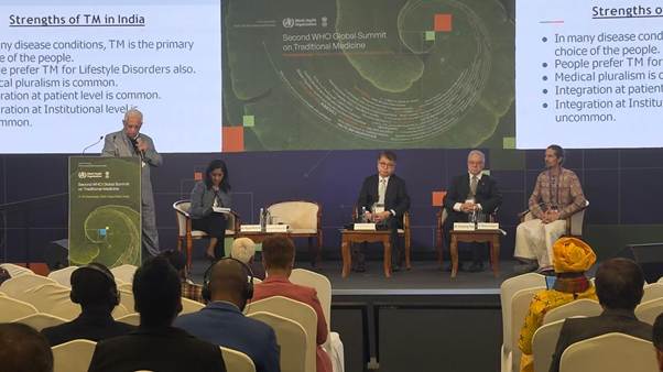 A person standing in front of a group of people sitting in chairsAI-generated content may be incorrect.