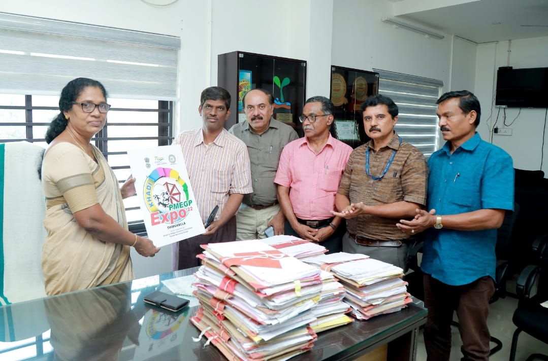 തിരുവല്ല മുനിസിപ്പൽ ചെയർപേഴ്സൺ  ശ്രീമതി ശാന്തമ്മ വർഗീസ്  പി എം ഇ ജി പി എക്സ്പോ, 2022 ന്റെ ലോഗോ പ്രകാശനം ചെയ്തു